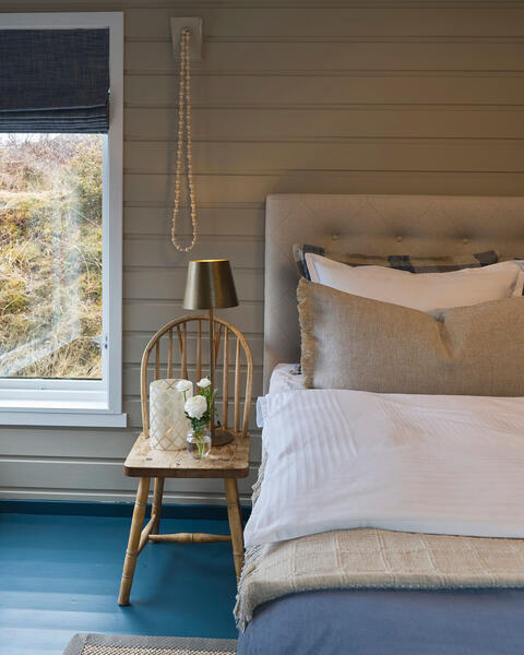 Her er det redd opp med Exo sengesett fra Halvor Bakke. Sengesettet i jacquardvevet sateng (TC400) av førsteklasses langfibret bomull er mykt mot huden med et delikat mønster. Perfekt for alle årstider på hytta – en fryd for øyet og en glede å sove i.